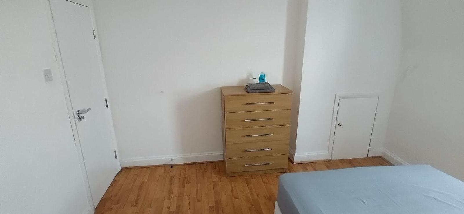 Large Double Green Lane Manor House Zone 2 * Londra